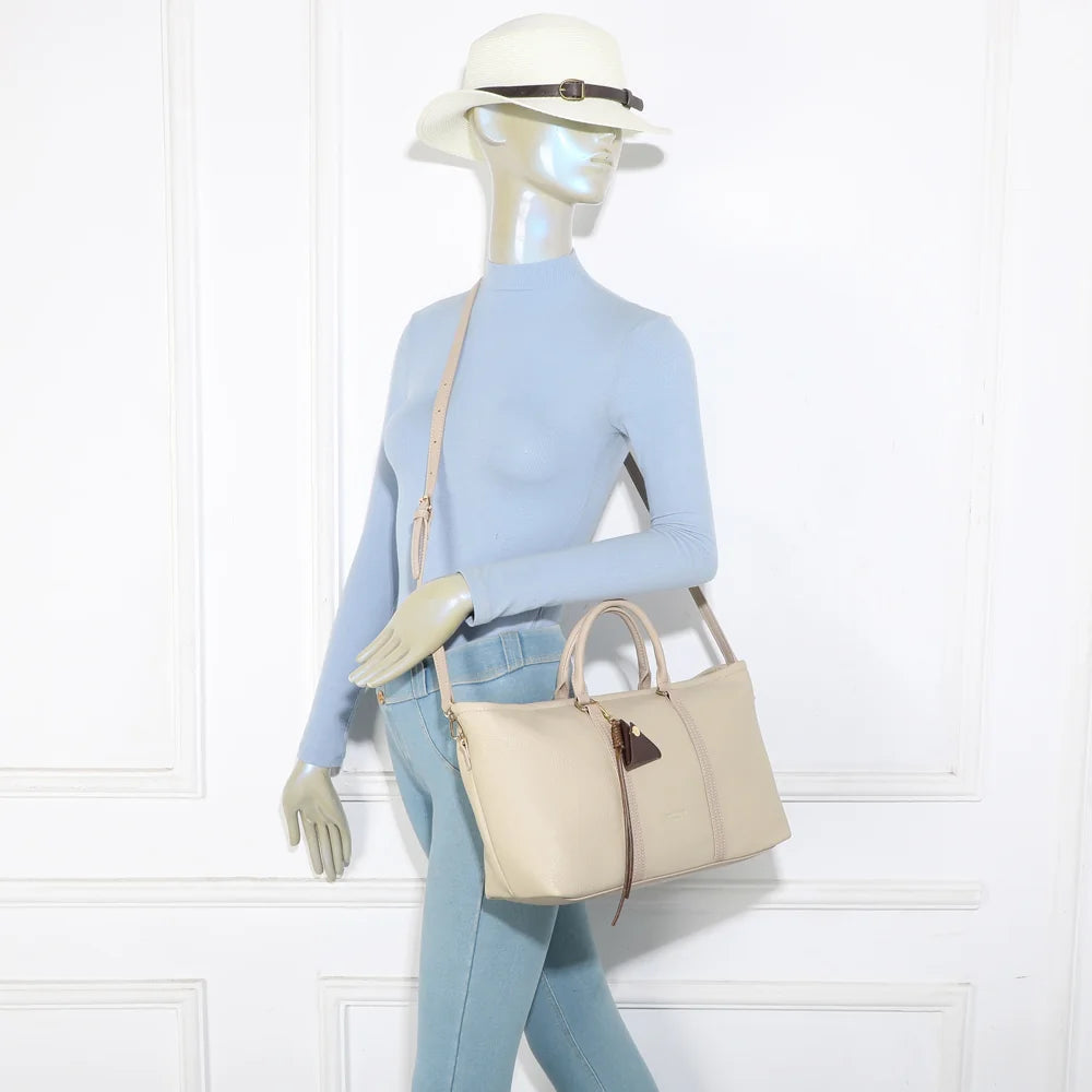 Sac Business Line taupe porté par une femme, à la main ou à l’épaule avec sa bandoulière amovible – réf. OS-51001