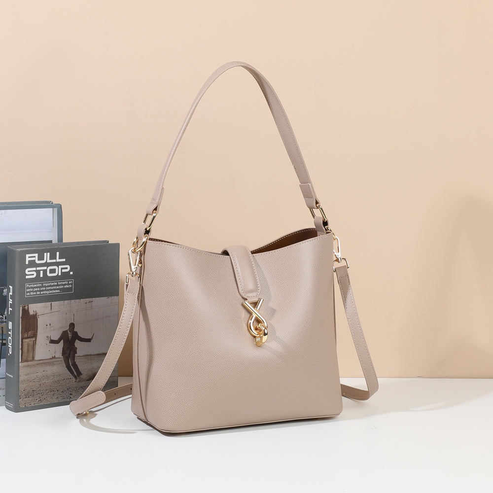 Sac à main Calyra khaki au fermoir doré mis en scène dans un décor – visuel d’ambiance créé avec l’IA – Gallantry Paris