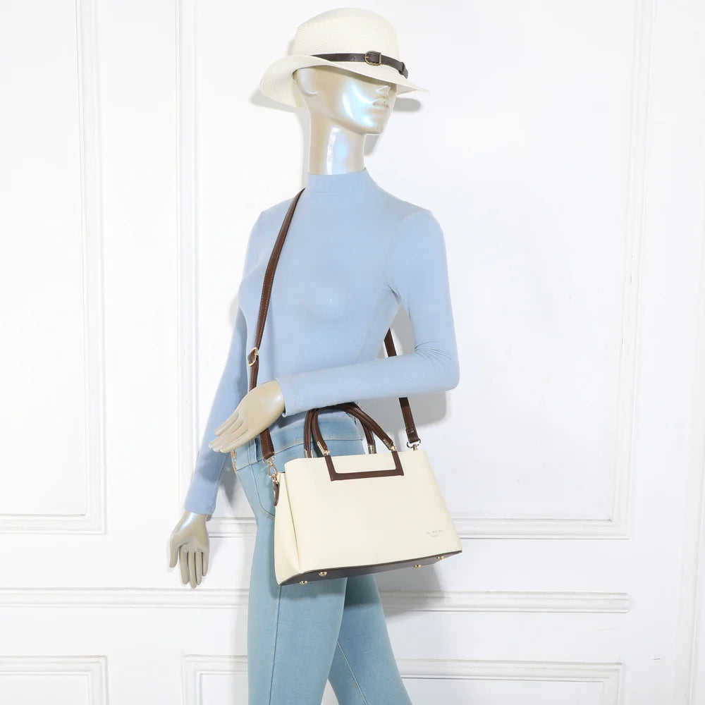 Cambridge beige/coffee porté par une femme, à la main ou avec sa bandoulière amovible – réf. DQ-8728