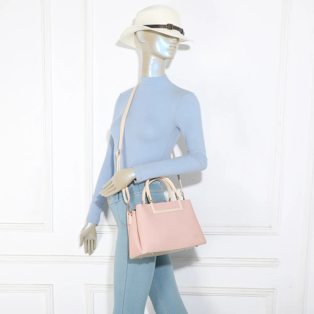 Cambridge rose/beige porté par une femme, à la main ou avec sa bandoulière amovible – réf. DQ-8728