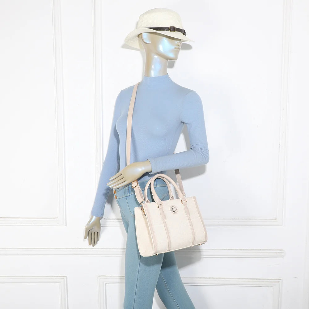 Sac Camden beige porté par une femme, à la main ou avec sa bandoulière amovible – réf. R-2013-1