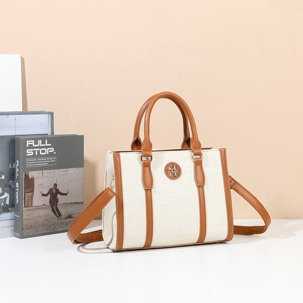 Sac à main Camden beige et marron en toile mis en scène dans un décor – visuel d'ambiance créé avec l'IA – Gallantry Paris