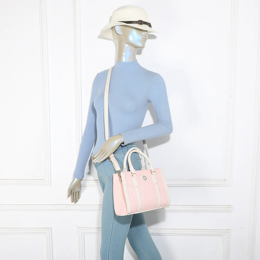 Sac Camden rose/beige porté par une femme, à la main ou avec sa bandoulière amovible – réf. R-2013-1