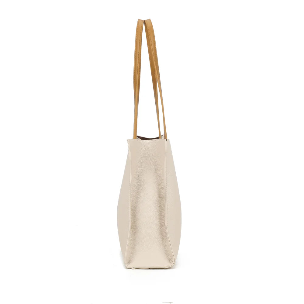 Camélia beige vu de côté : 11 cm de profondeur pour un format fin et facile à porter au quotidien – réf. MW-24002