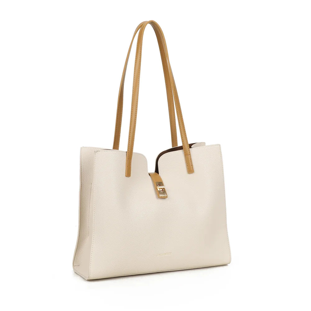 Camélia beige de trois quarts : silhouette structurée et découpe arrondie autour du fermoir doré – réf. MW-24002
