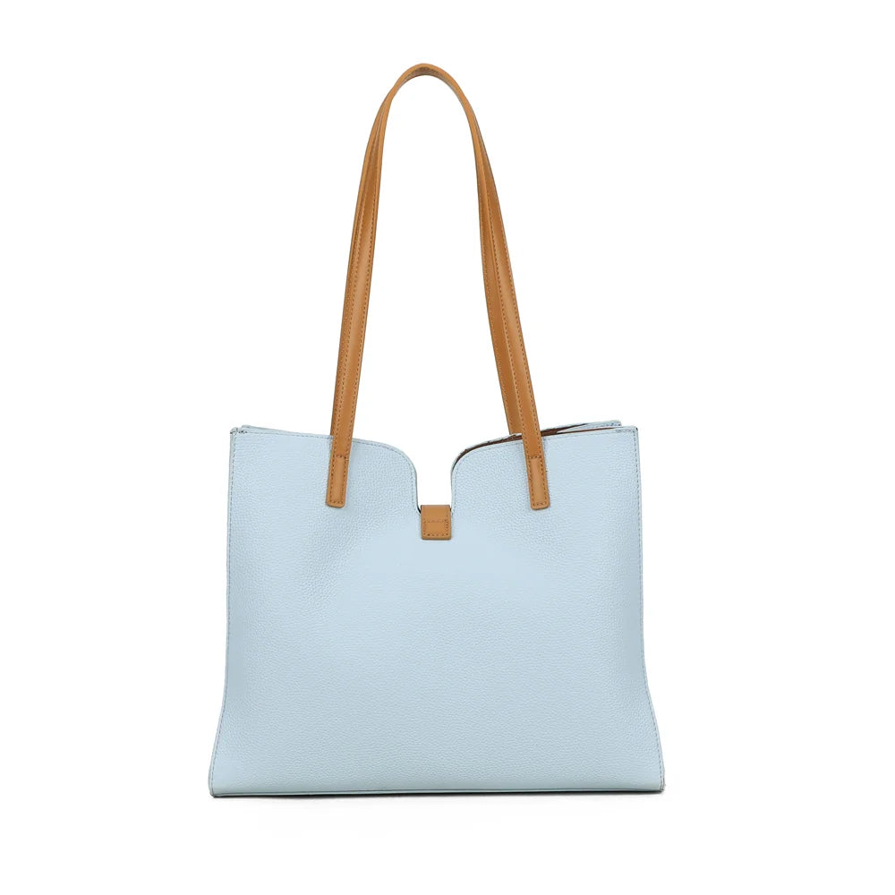 Dos du Camélia bleu clair en simili cuir grainé uni, avec ses deux anses longues pour le porté épaule – réf. MW-24002