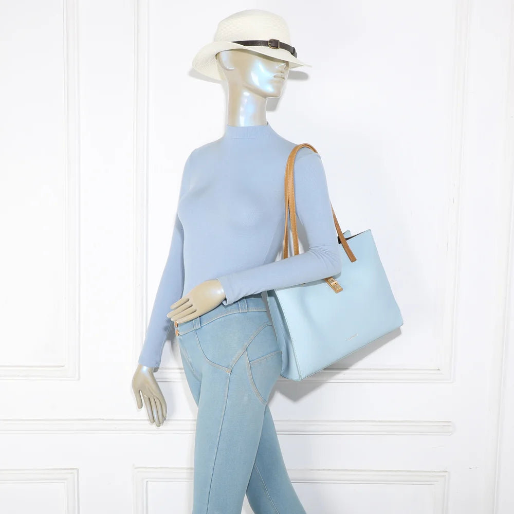 Camélia bleu clair porté à l’épaule : anses longues de 29 cm et format généreux pour le quotidien – réf. MW-24002