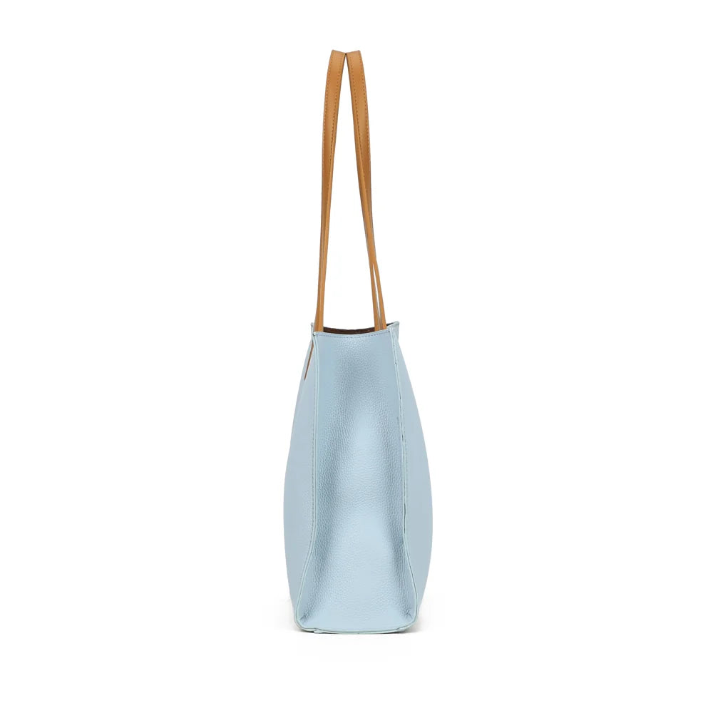 Camélia bleu clair vu de côté : 11 cm de profondeur pour un format fin et facile à porter au quotidien – réf. MW-24002