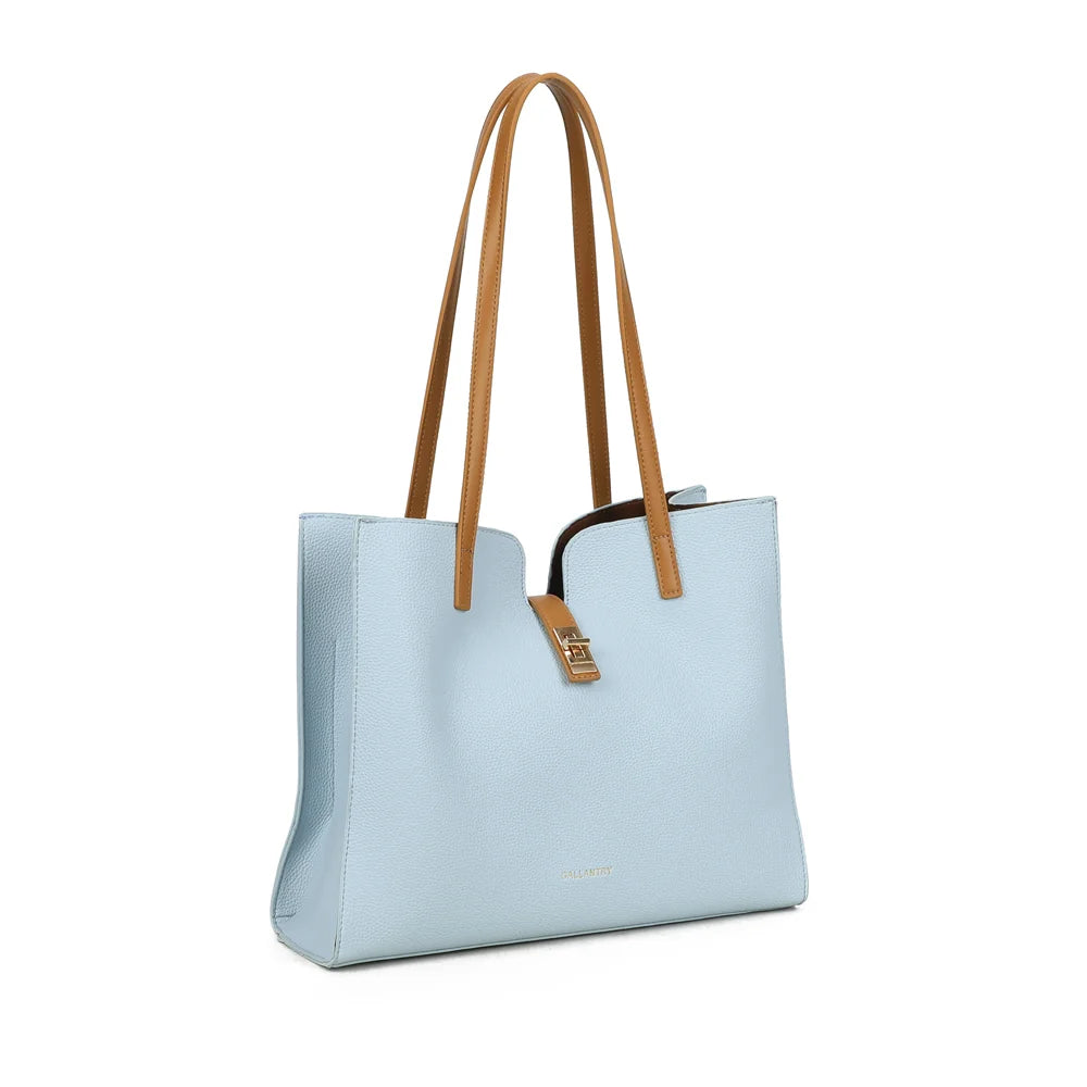 Camélia bleu clair de trois quarts : silhouette structurée et découpe arrondie autour du fermoir doré – réf. MW-24002