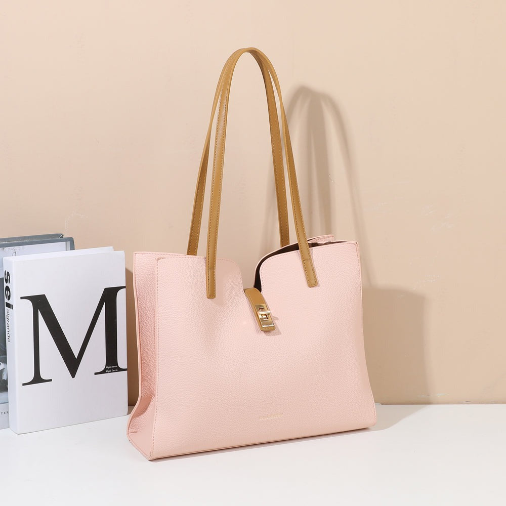 Sac à main Camélia rose aux anses caramel posé dans un décor d’ambiance – visuel d’ambiance créé avec l’IA – Gallantry Paris