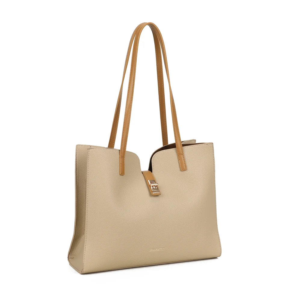 Camélia taupe de trois quarts : silhouette structurée et découpe arrondie autour du fermoir doré – réf. MW-24002