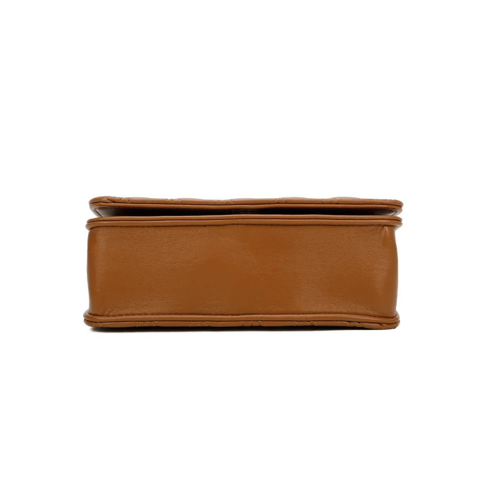 Dessous du Camille camel, en synthétique lisse aux surpiqûres apparentes, format 22 × 8 × 14 cm – réf. C-0154
