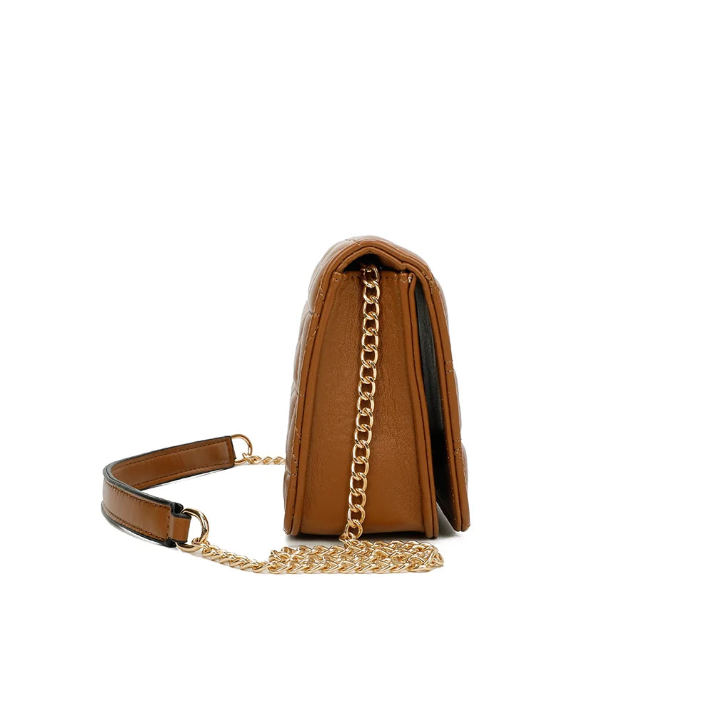 Profil du Camille camel : format compact de 8 cm de profondeur et attaches de la chaîne dorée – réf. C-0154