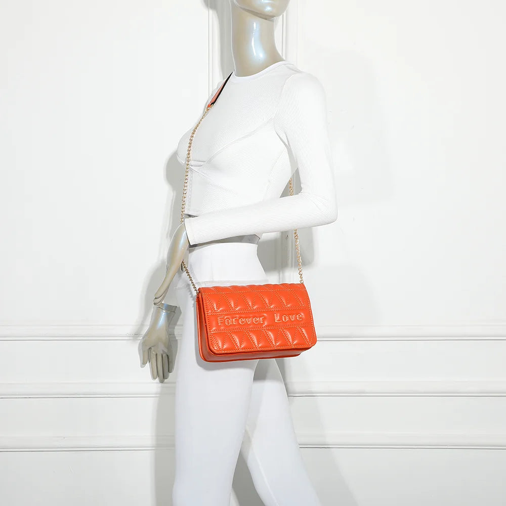 Le Camille orange porté femme en bandoulière sur sa chaîne dorée, format compact et élégant – réf. C-0154