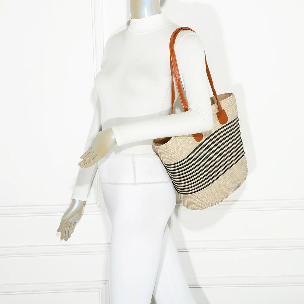 Cabas femme Capucine beige porté à l’épaule grâce à ses longues anses camel – réf. JA-29001
