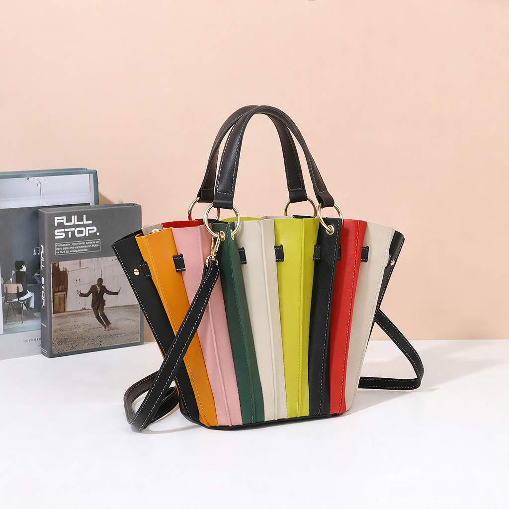 Sac à main Carmen arc-en-ciel plissé en éventail dans un décor d’ambiance – visuel d’ambiance créé avec l’IA – Gallantry Paris