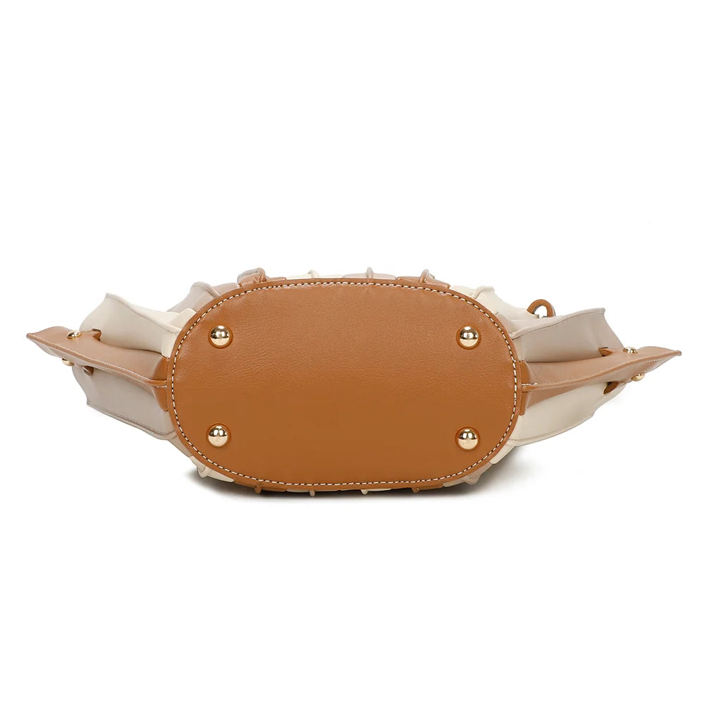 Dessous du sac Carmen taupe/beige : les panneaux plissés se resserrent vers le fond – réf. DQ-8681