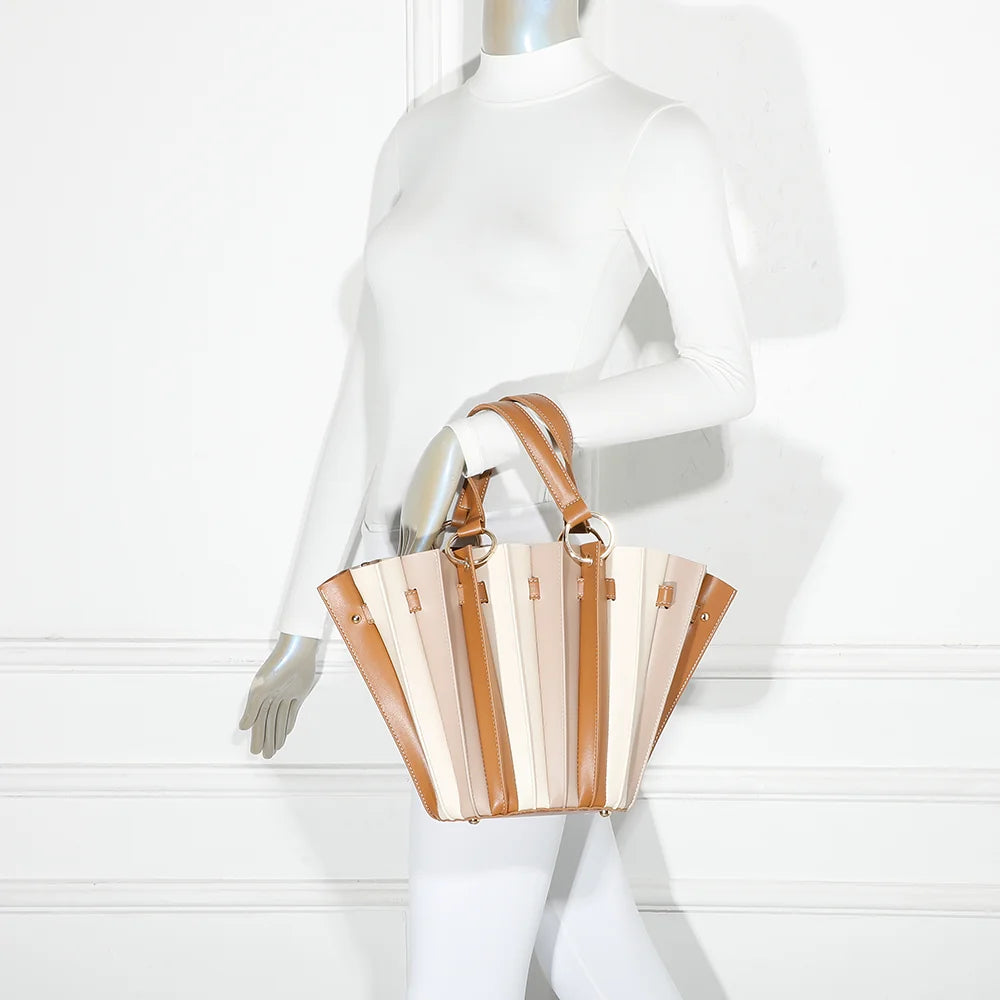 Sac Carmen taupe/beige porté par une femme, à la main par ses poignées courtes ou à l’épaule – réf. DQ-8681