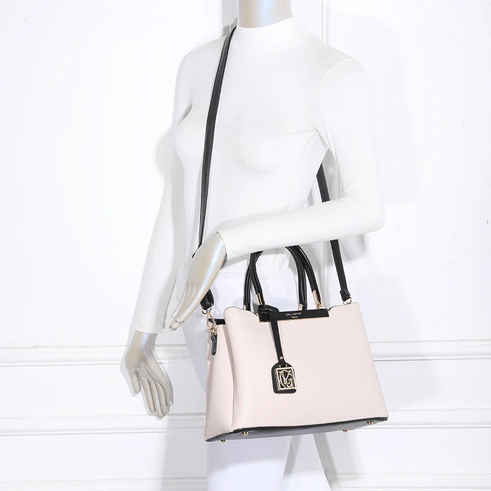 Sac à main femme Carmine beige porté, à la main ou en bandoulière avec sa sangle amovible – réf. DQ-8551-4