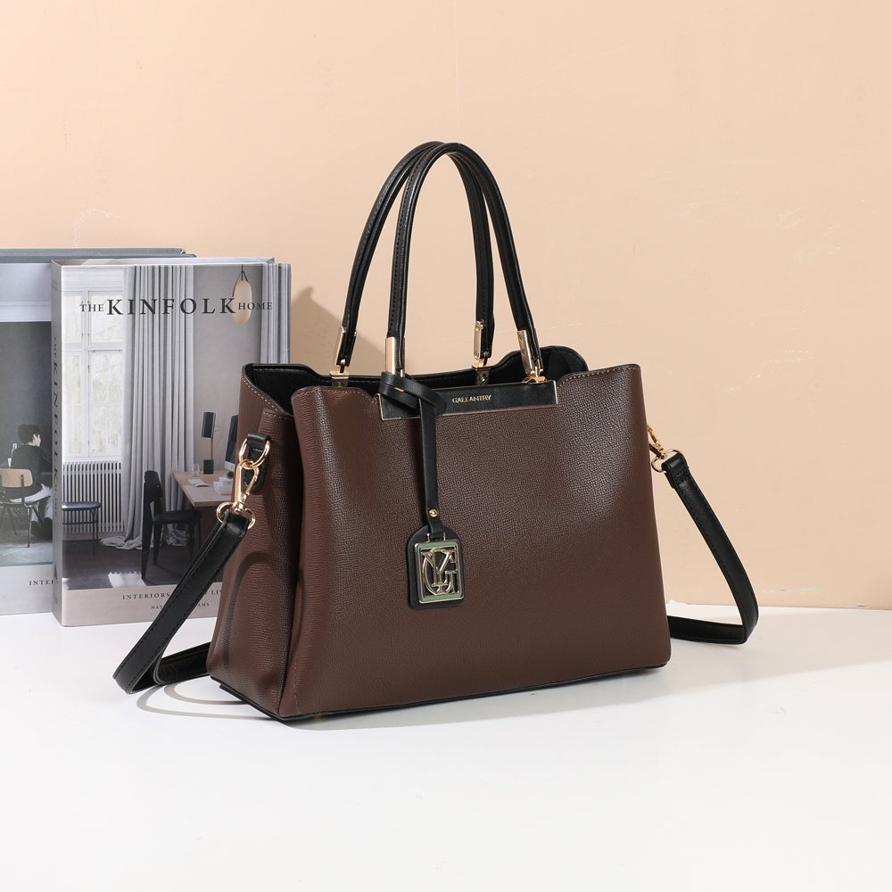 Sac à main Carmine Coffee aux anses noires et bijou doré dans un décor d’intérieur – visuel d’ambiance créé avec l’IA – Gallantry Paris