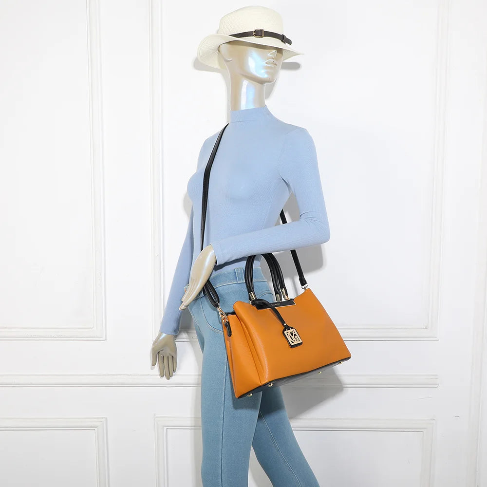 Sac à main femme Carmine jaune foncé porté, à la main ou en bandoulière avec sa sangle amovible – réf. DQ-8551-4
