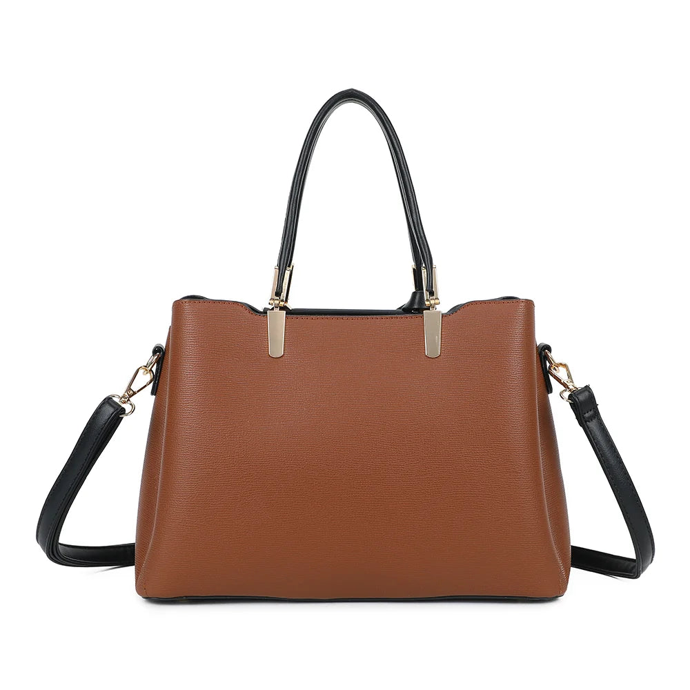 Dos du sac Carmine marron, surface synthétique finement texturée et lignes nettes – réf. DQ-8551-4