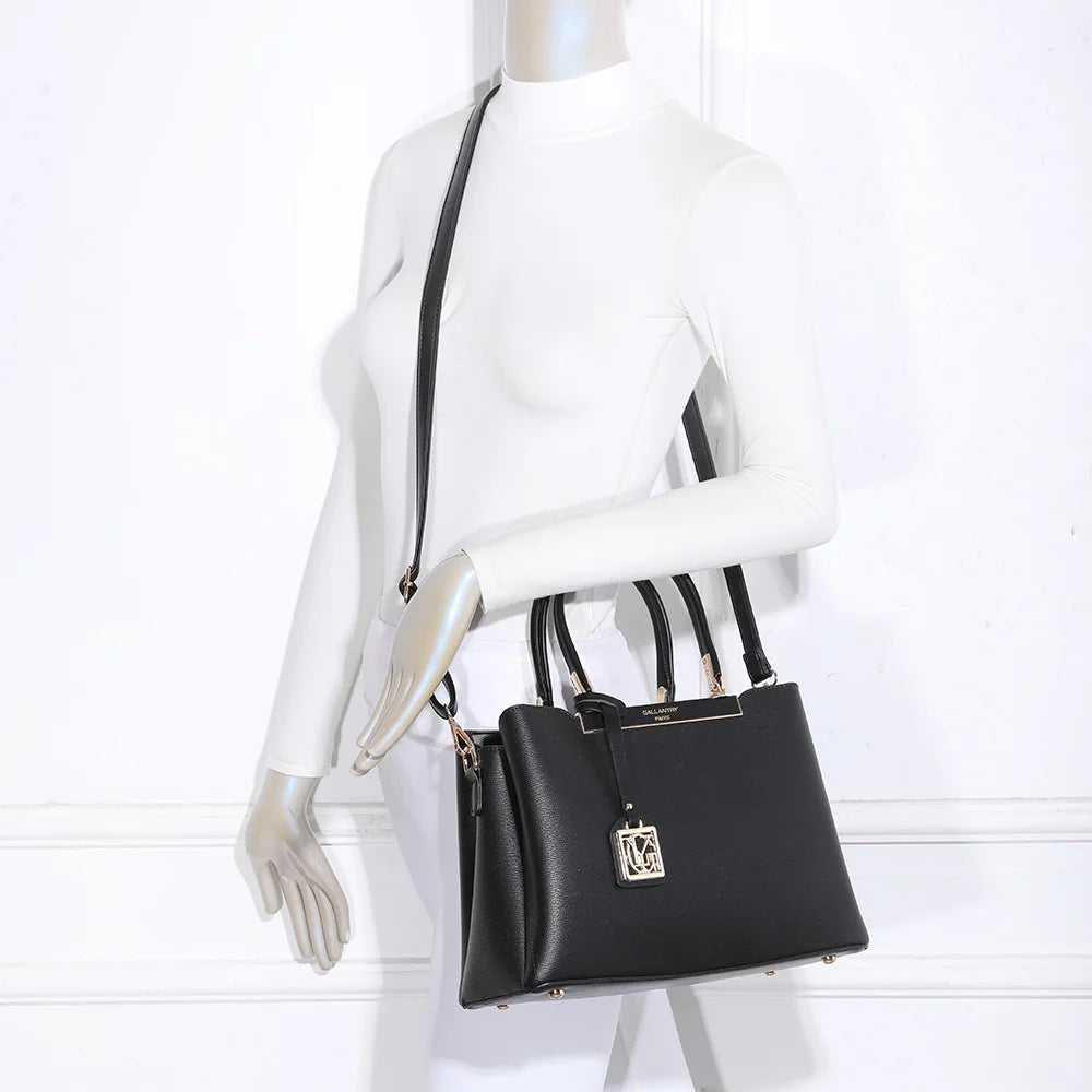 Sac à main femme Carmine noir porté, à la main ou en bandoulière avec sa sangle amovible – réf. DQ-8551-4