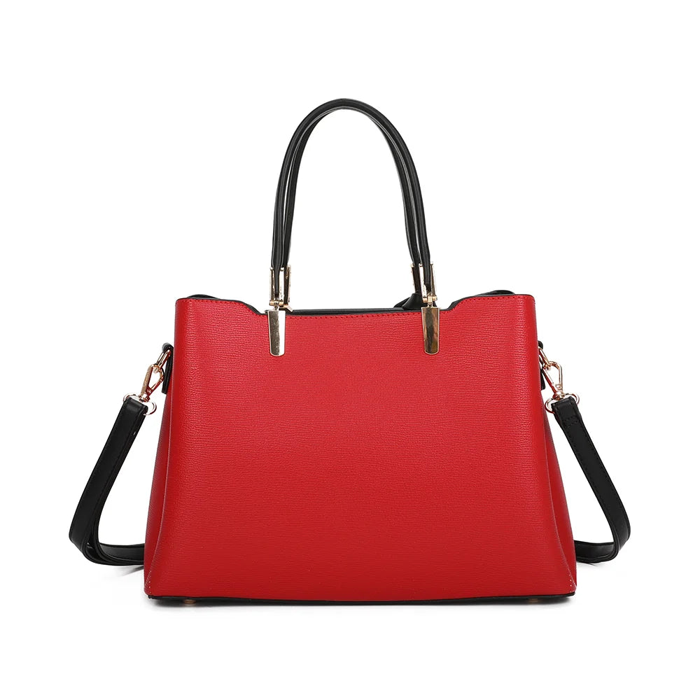 Dos du sac Carmine rouge, surface synthétique finement texturée et lignes nettes – réf. DQ-8551-4