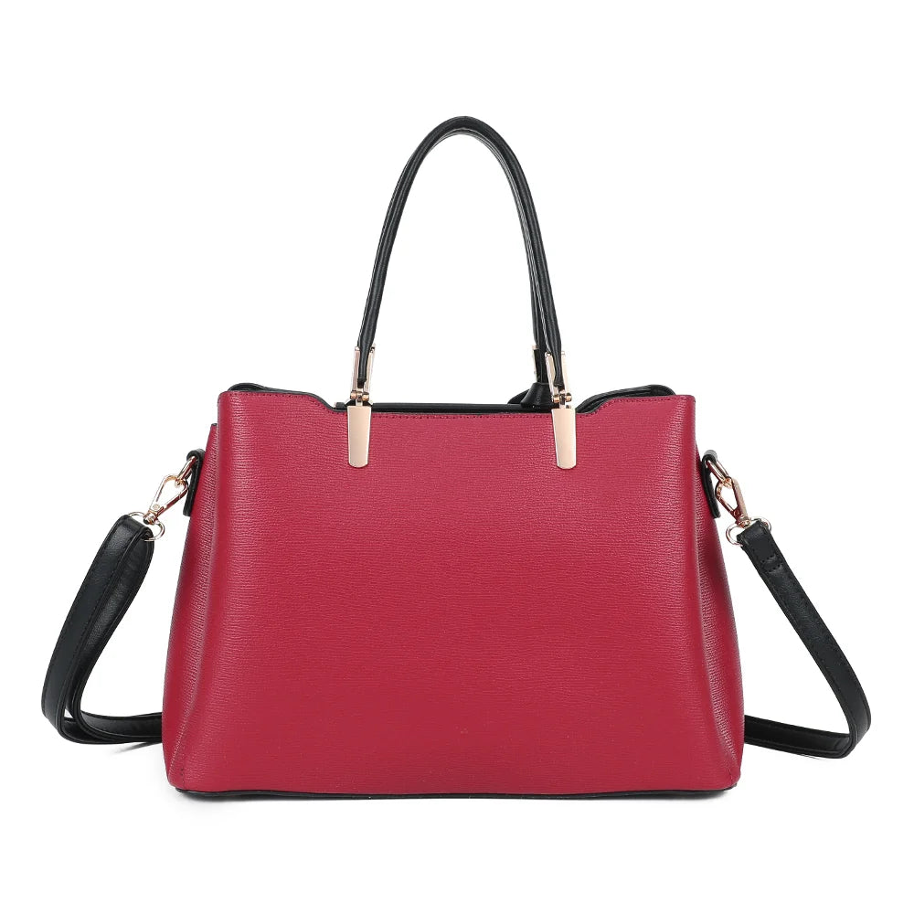 Dos du sac Carmine rouge foncé, surface synthétique finement texturée et lignes nettes – réf. DQ-8551-4