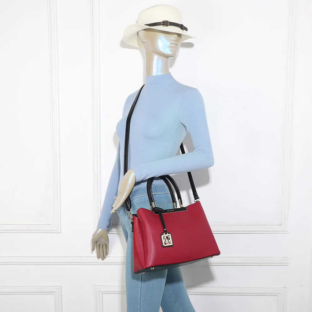 Sac à main femme Carmine rouge foncé porté, à la main ou en bandoulière avec sa sangle amovible – réf. DQ-8551-4