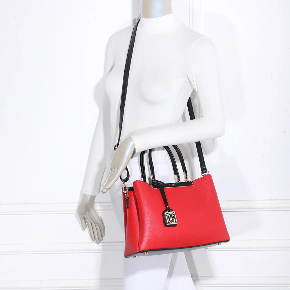 Sac à main femme Carmine rouge porté, à la main ou en bandoulière avec sa sangle amovible – réf. DQ-8551-4