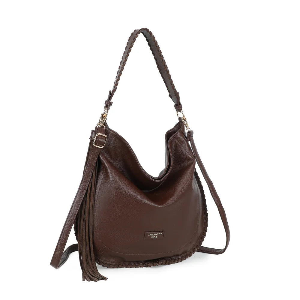 Céleste café vu de trois quarts : silhouette souple et arrondie, bordures tressées et long pompon à franges – réf. JC-53006
