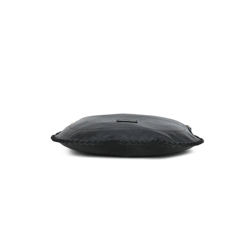 Dessous du Céleste noir : contour arrondi souligné d’une couture tressée ton sur ton – réf. JC-53006