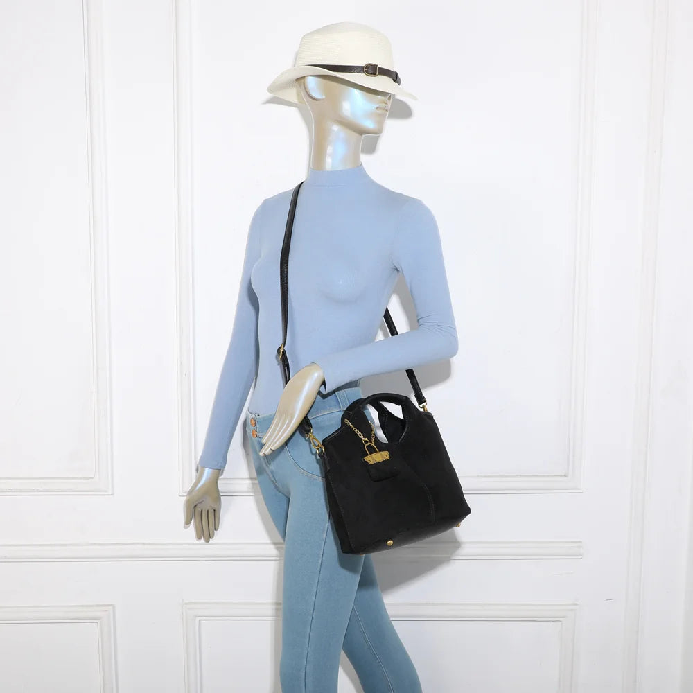 Sac Celestia Suédine noir porté femme, à la main ou à l’épaule avec sa bandoulière – réf. KJ-62074