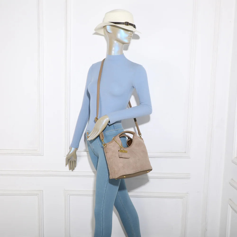 Sac Celestia Suédine taupe foncé porté femme, à la main ou à l’épaule avec sa bandoulière – réf. KJ-62074