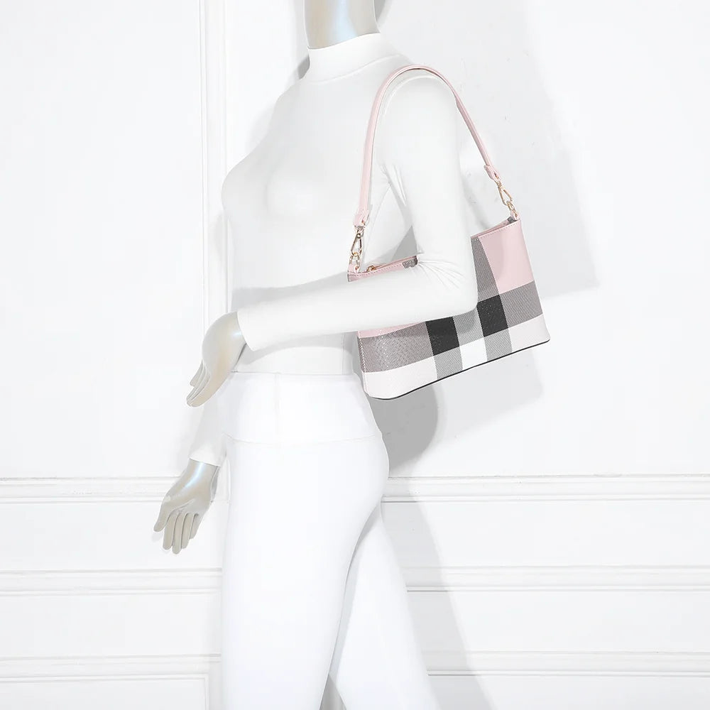 Sac Celina rose porté par une femme, anse courte sous le bras façon baguette – réf. DQ-8517-1