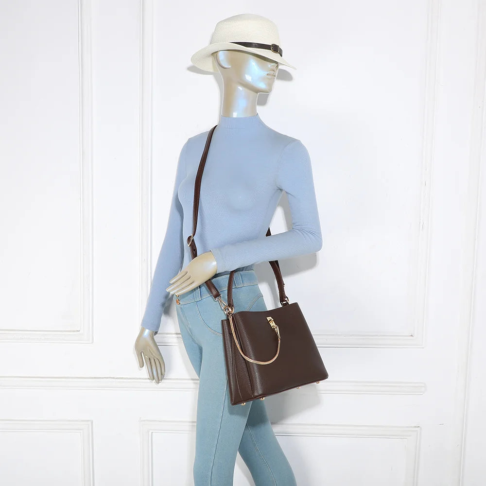 Sac à main femme Chainys café porté, pour juger sa taille et son allure – réf. G-7504-1