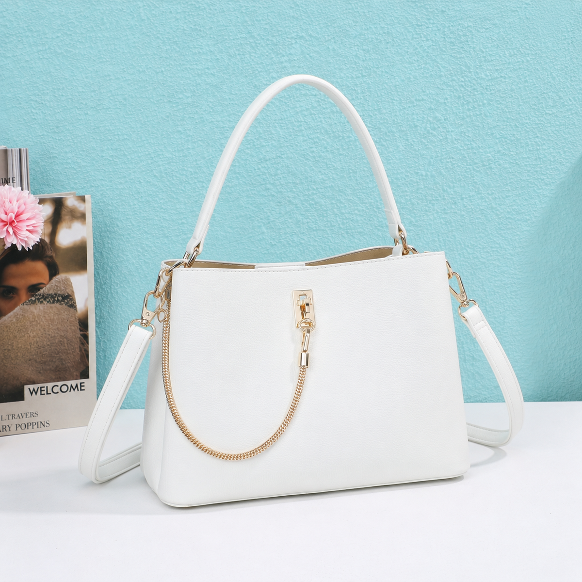 Sac à main Chainys blanc à chaîne dorée mis en scène dans un décor – visuel d’ambiance créé avec l’IA – Gallantry Paris