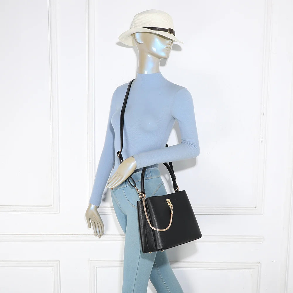 Sac à main femme Chainys noir porté, pour juger sa taille et son allure – réf. G-7504-1