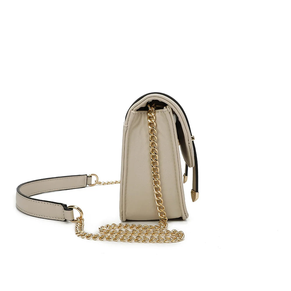 Profil du Chic Intemporel beige : format compact de 8 cm de profondeur et chaîne dorée – réf. C-0156
