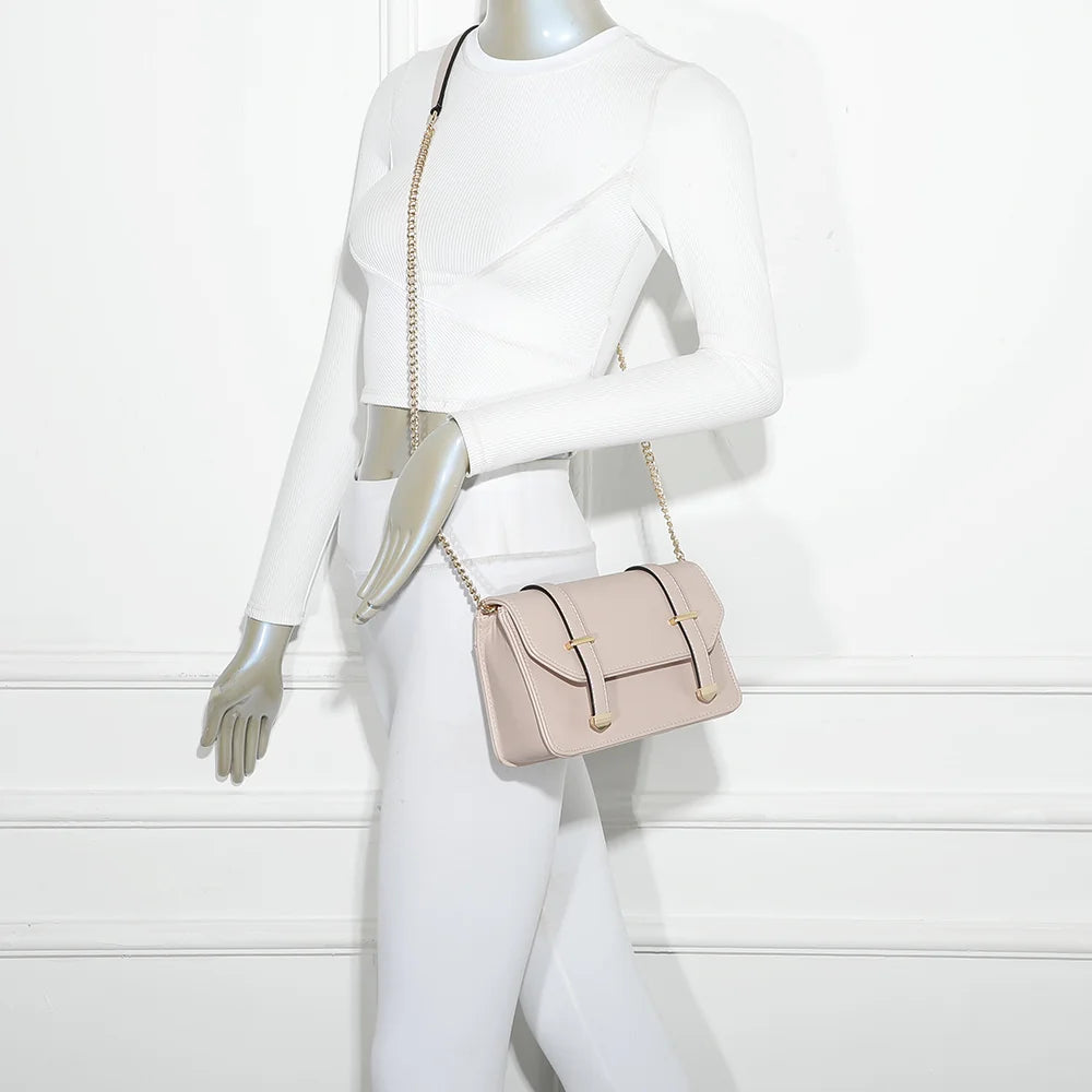 Sac Chic Intemporel rose porté par une femme, chaîne dorée à l’épaule ou en travers – réf. C-0156
