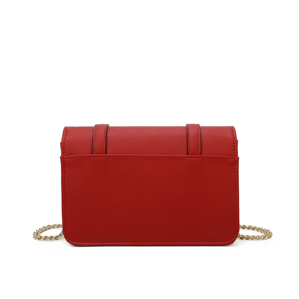 Vue de dos du Chic Intemporel rouge : silhouette rectangulaire compacte et chaîne dorée – réf. C-0156