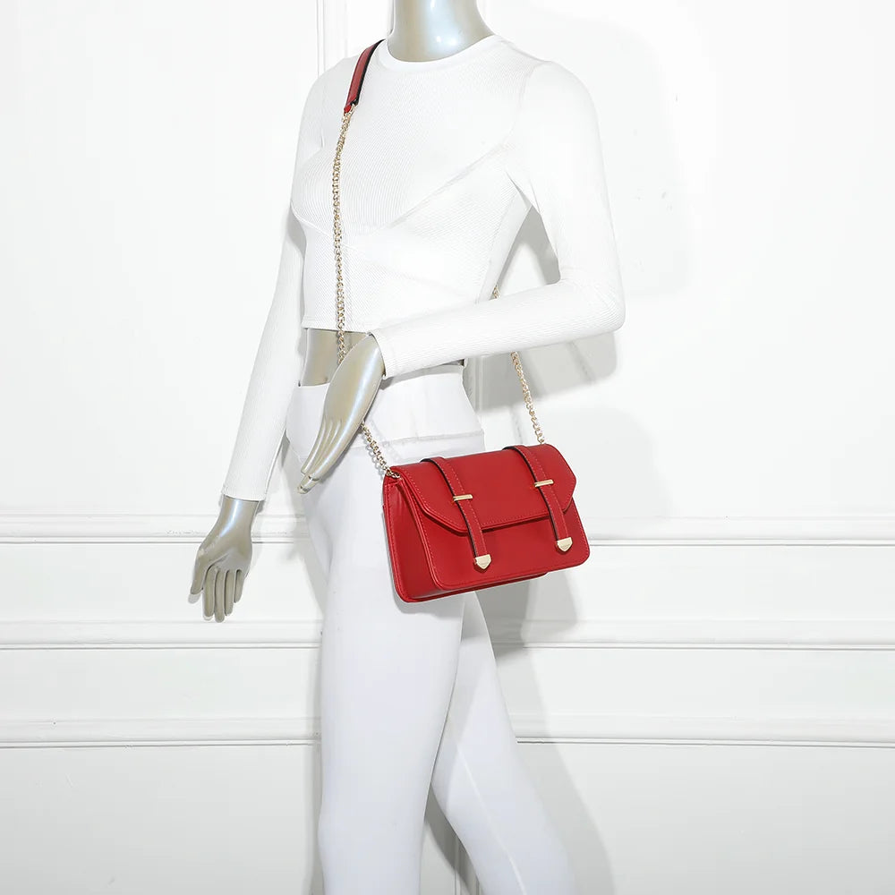 Sac Chic Intemporel rouge porté par une femme, chaîne dorée à l’épaule ou en travers – réf. C-0156