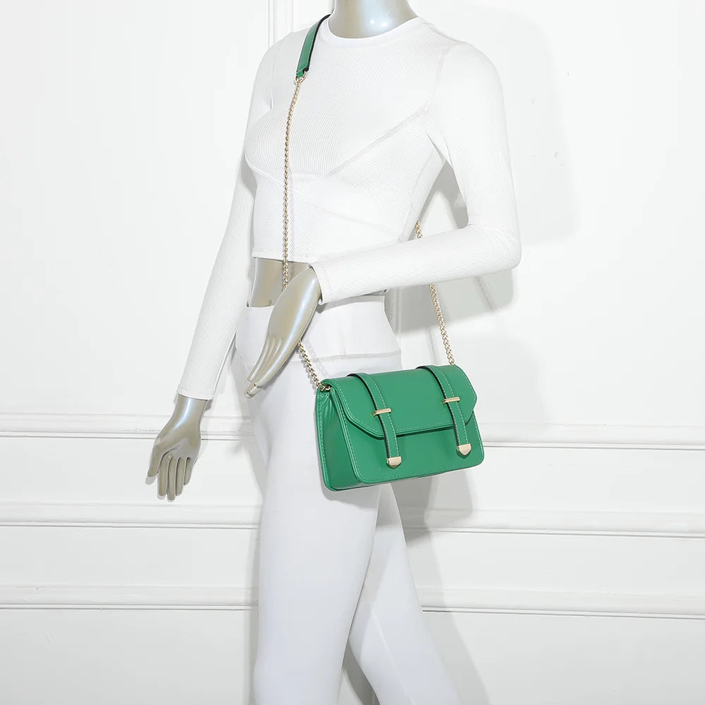 Sac Chic Intemporel vert porté par une femme, chaîne dorée à l’épaule ou en travers – réf. C-0156