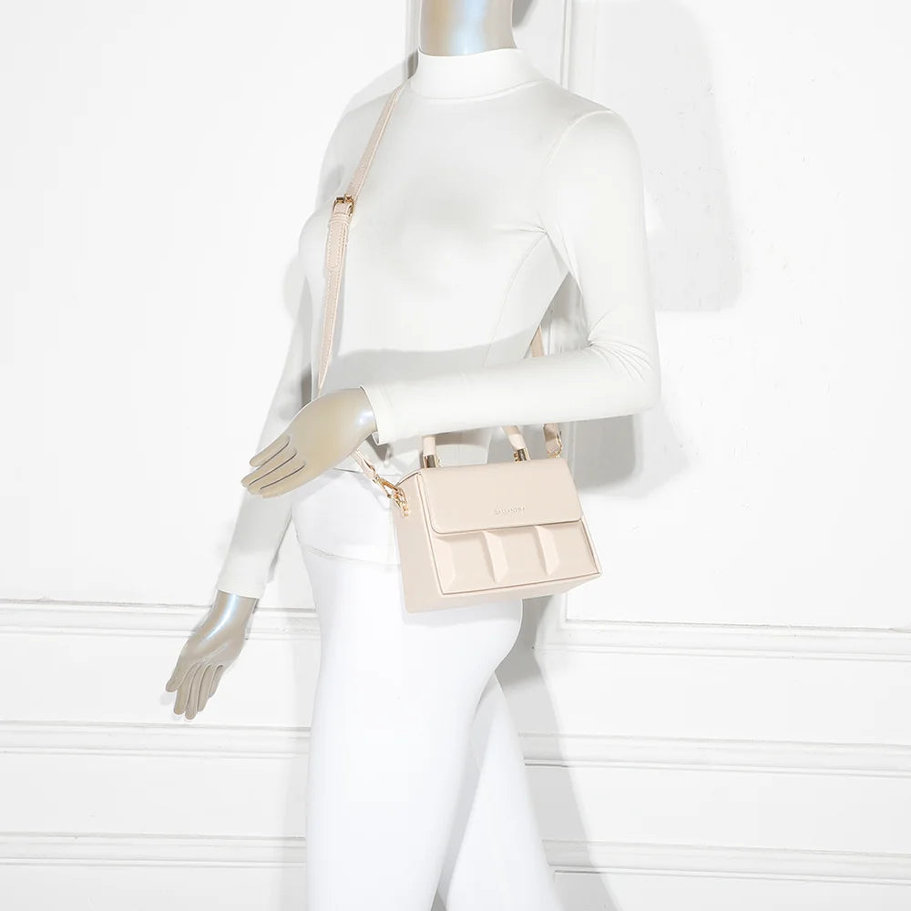 Sac femme ChocoLuxe beige porté : un petit format léger à tenir à la main ou à porter en bandoulière – réf. YL-26001