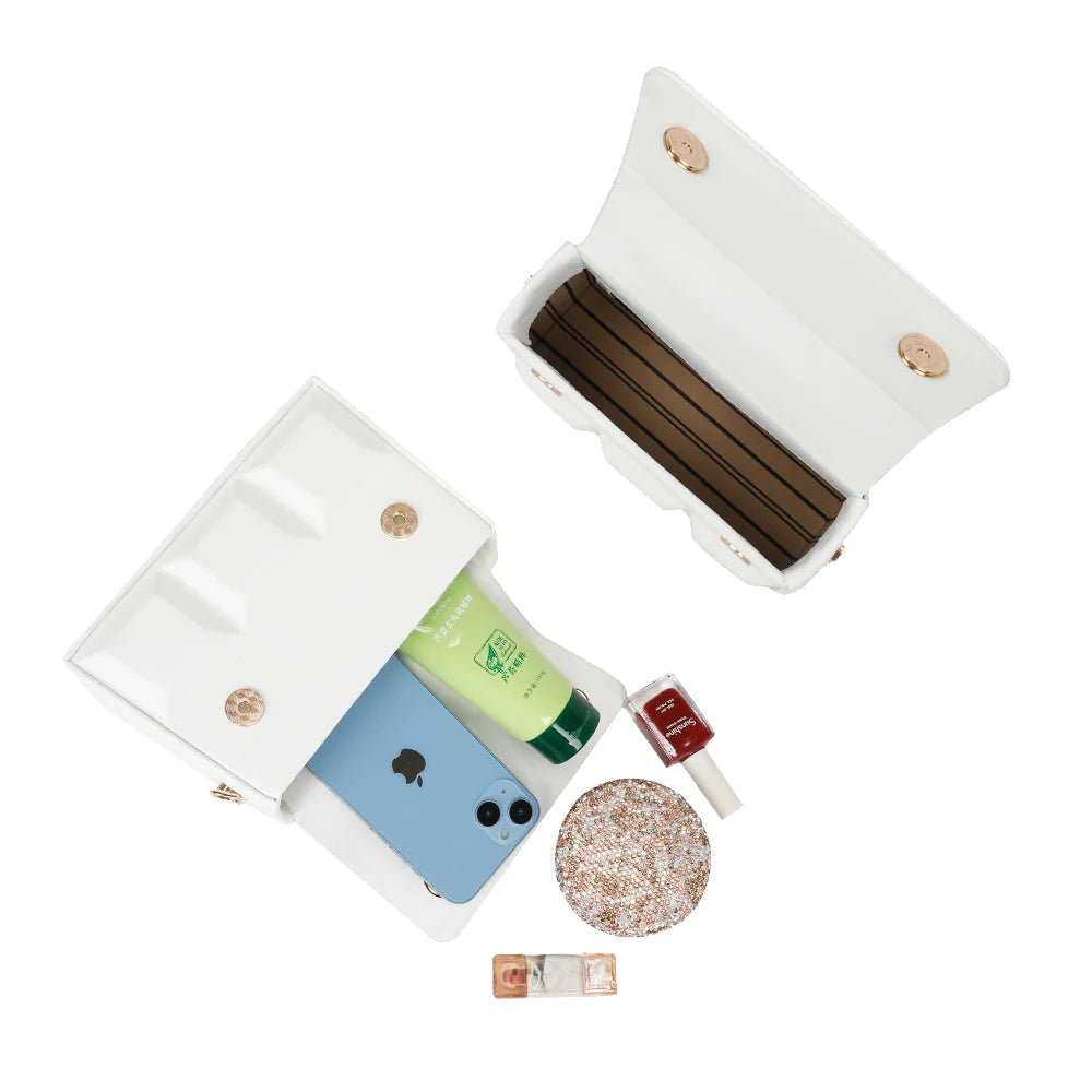 Intérieur du ChocoLuxe blanc ouvert : rabat à fermeture magnétique, téléphone et petits essentiels – réf. YL-26001