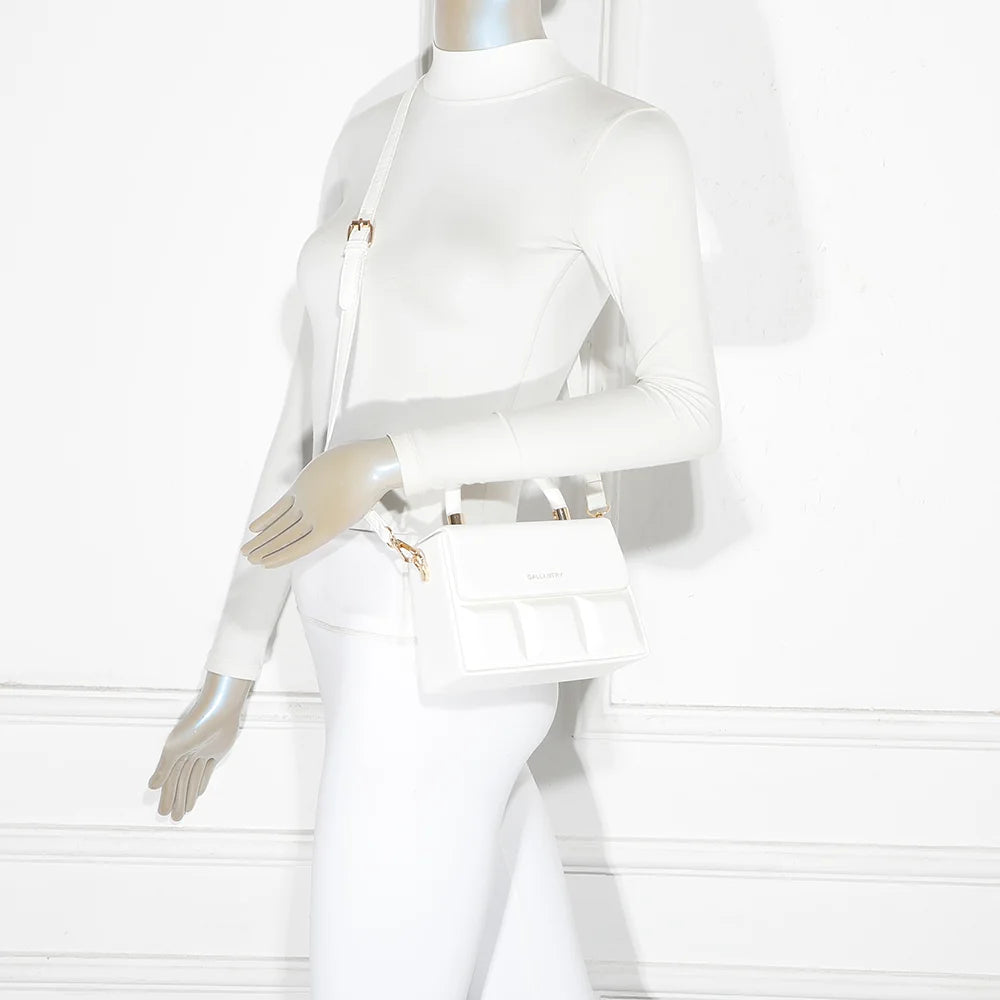Sac femme ChocoLuxe blanc porté : un petit format léger à tenir à la main ou à porter en bandoulière – réf. YL-26001