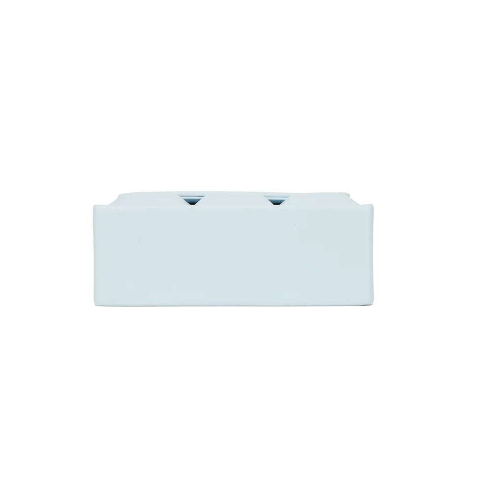 Dessous du ChocoLuxe bleu clair, vue de la base rectangulaire de ce petit sac à rabat de 19 cm de large – réf. YL-26001