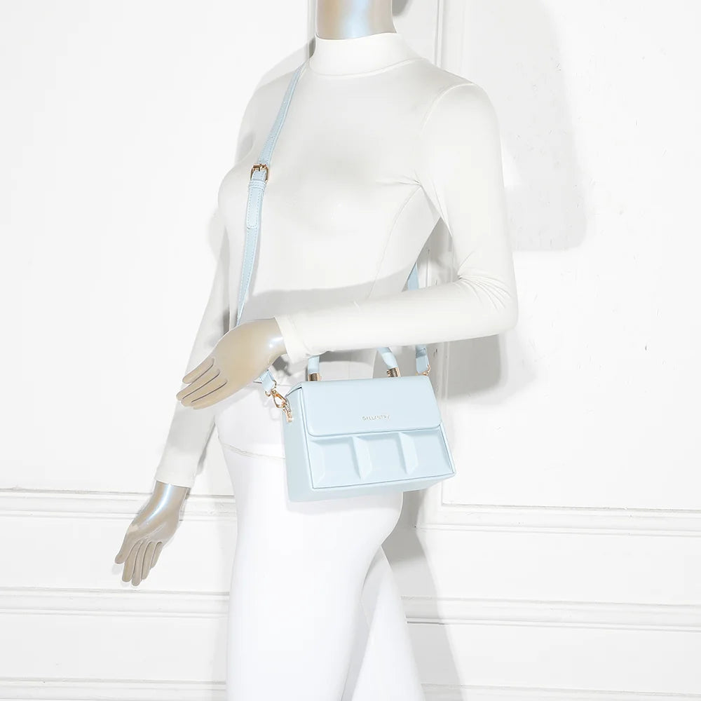 Sac femme ChocoLuxe bleu clair porté : un petit format léger à tenir à la main ou à porter en bandoulière – réf. YL-26001