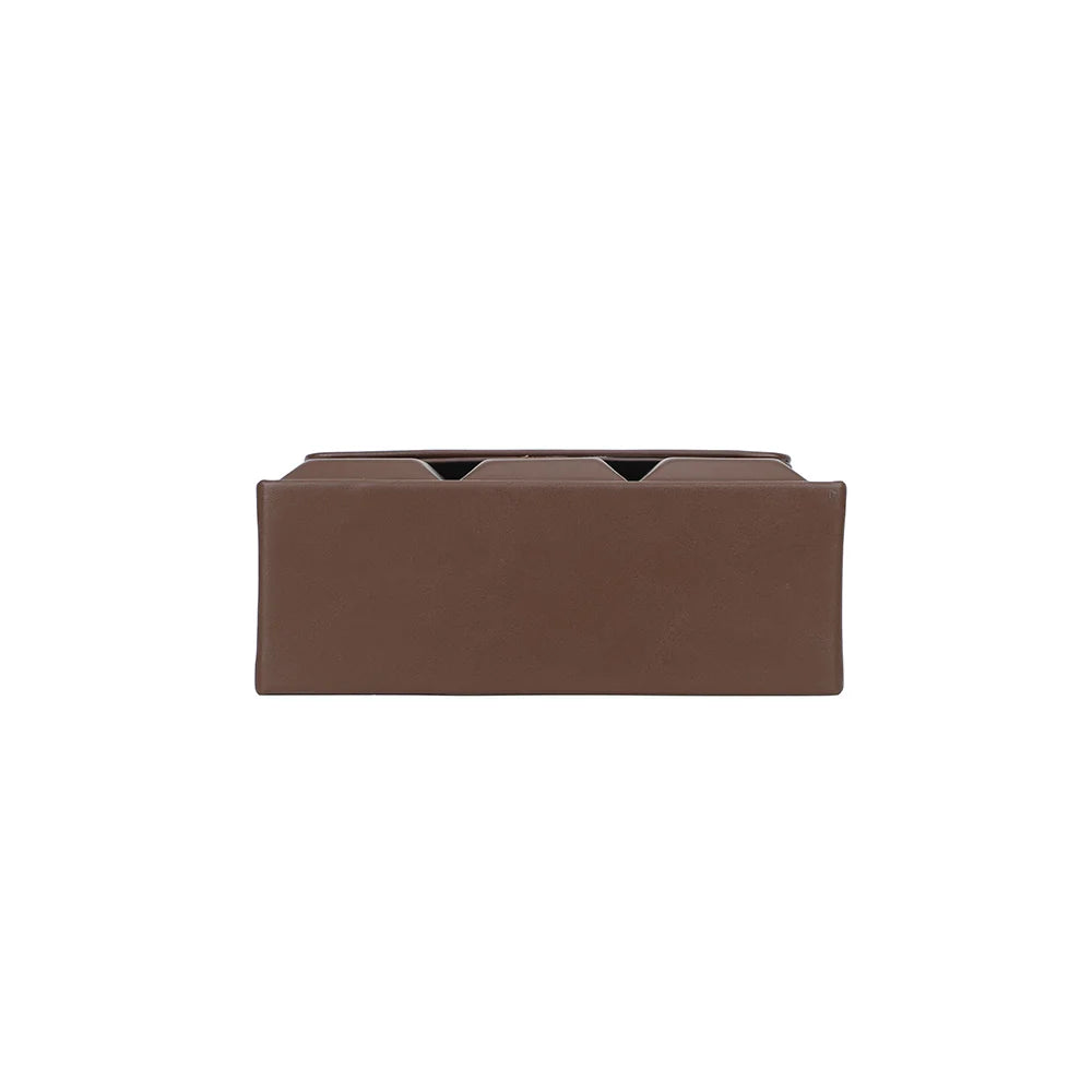 Dessous du ChocoLuxe café, vue de la base rectangulaire de ce petit sac à rabat de 19 cm de large – réf. YL-26001